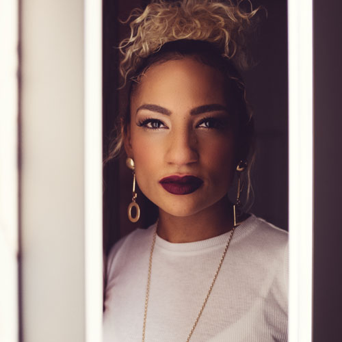 Rayla Sunshine im weißen Sleeve Rayla Sunshine im weißen Sleeve